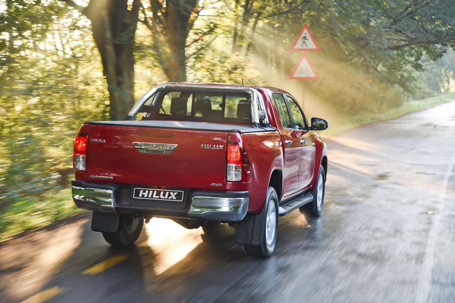  Toyota Hilux 4x4 Raider Double Cab 2016 года  (ZA) (фото 19 из 40)